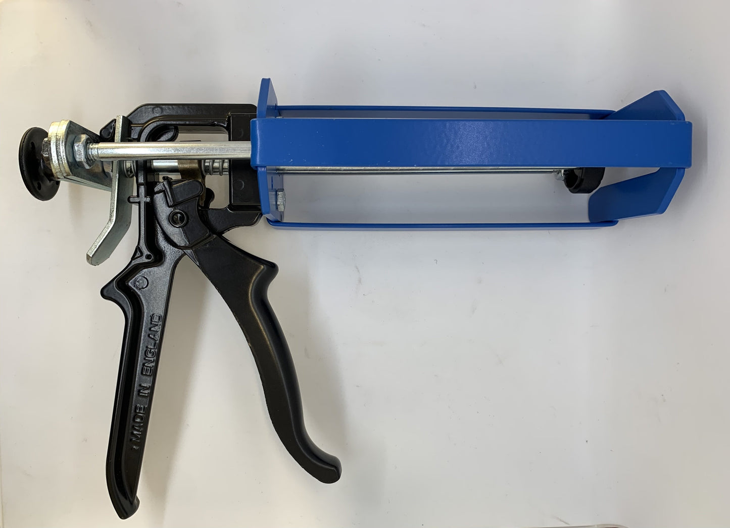 Pouring pad dispense gun